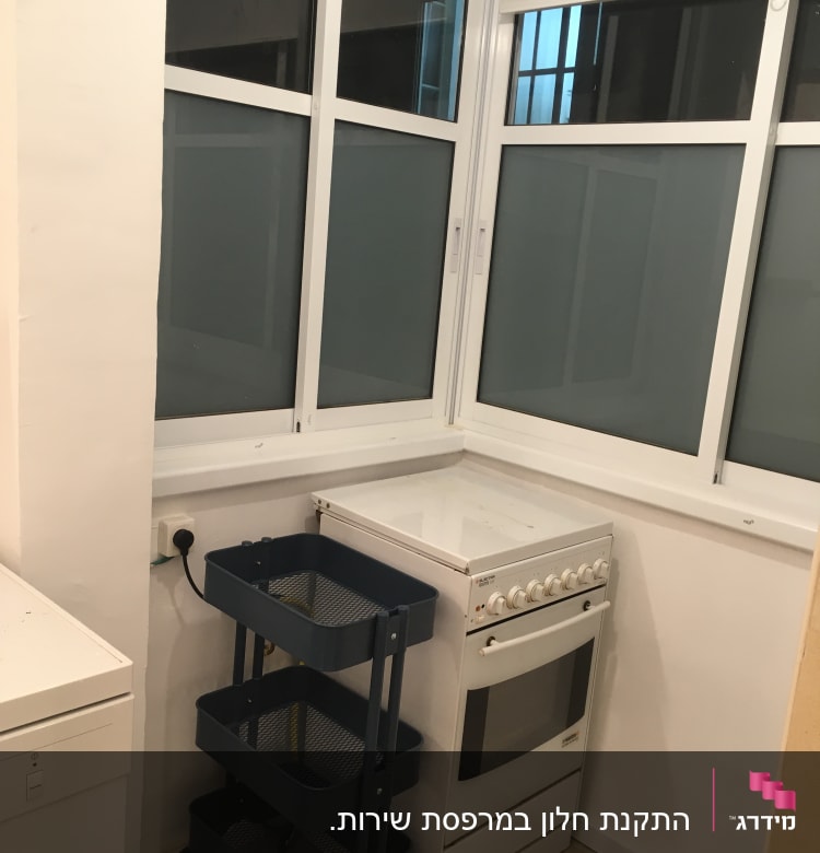 חלונות אלומיניום עם מסגרת לבנה